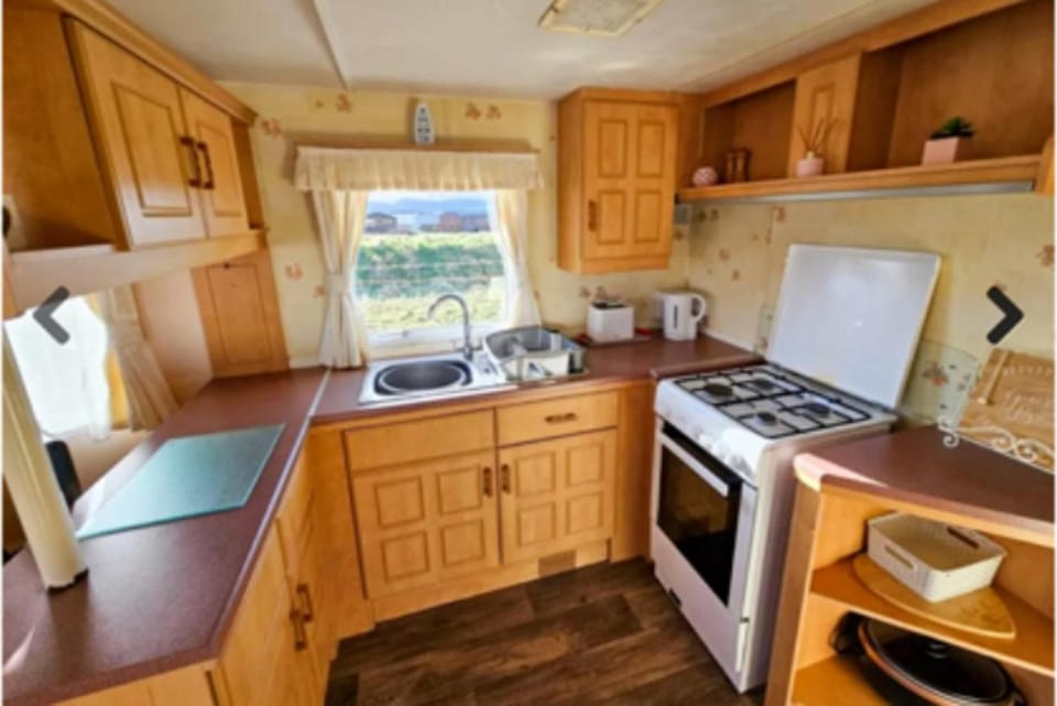 Rhyl Lodge Retreat - Cozy 3 Bedroom Escape House in Wales