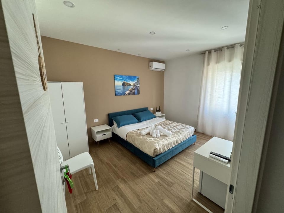 Bed, TV and multimedia, Photo of the whole room, Bedroom, wardrobe