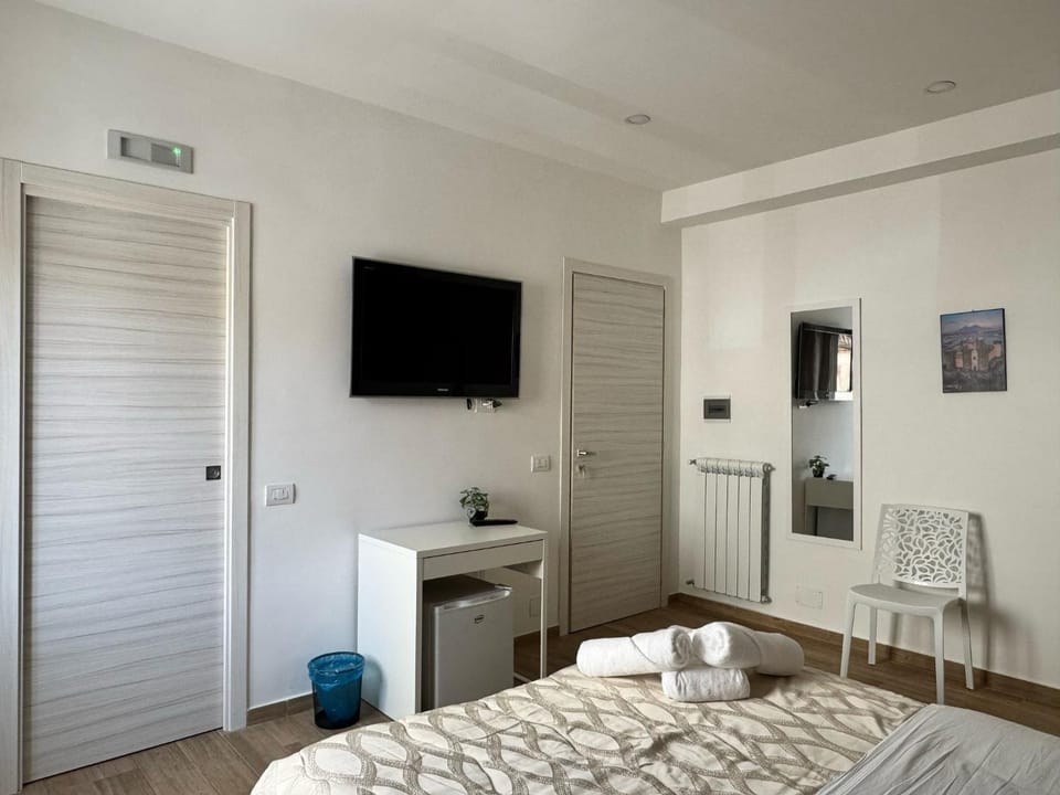 Bed, TV and multimedia, Photo of the whole room, Bedroom, towels, wardrobe