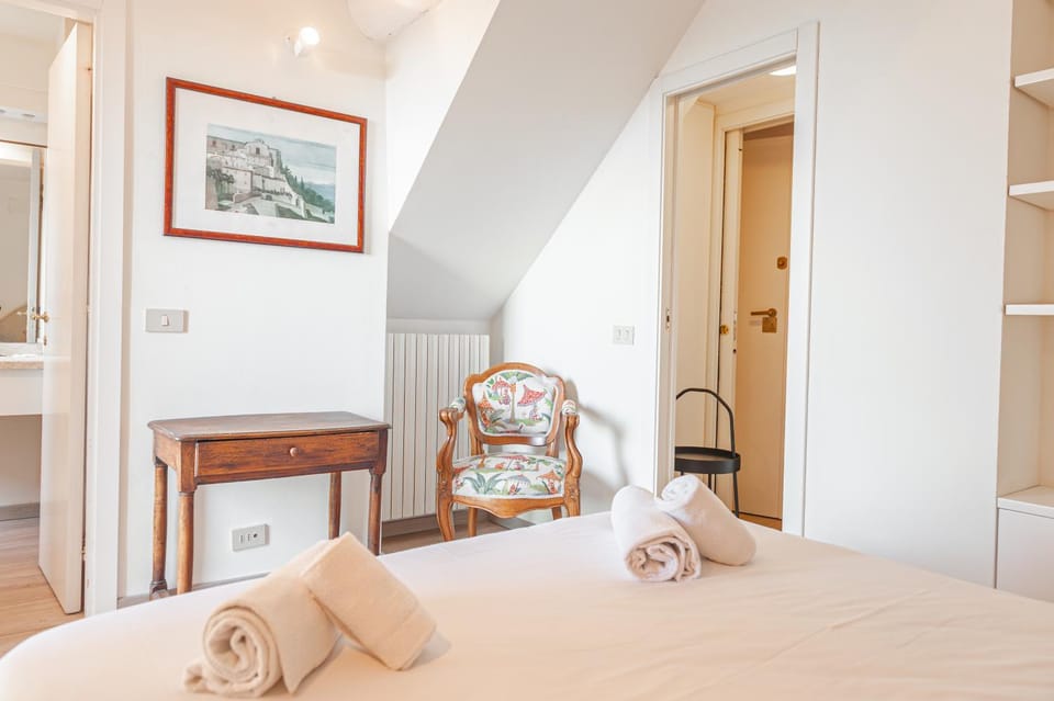 Bedroom, towels