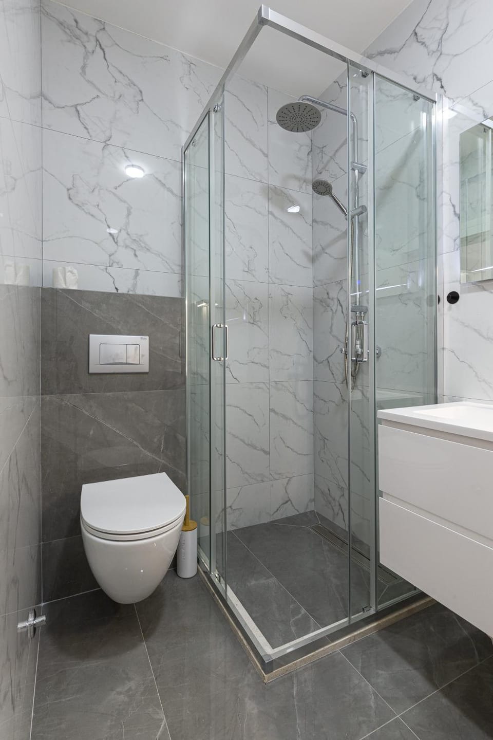 Shower, Toilet