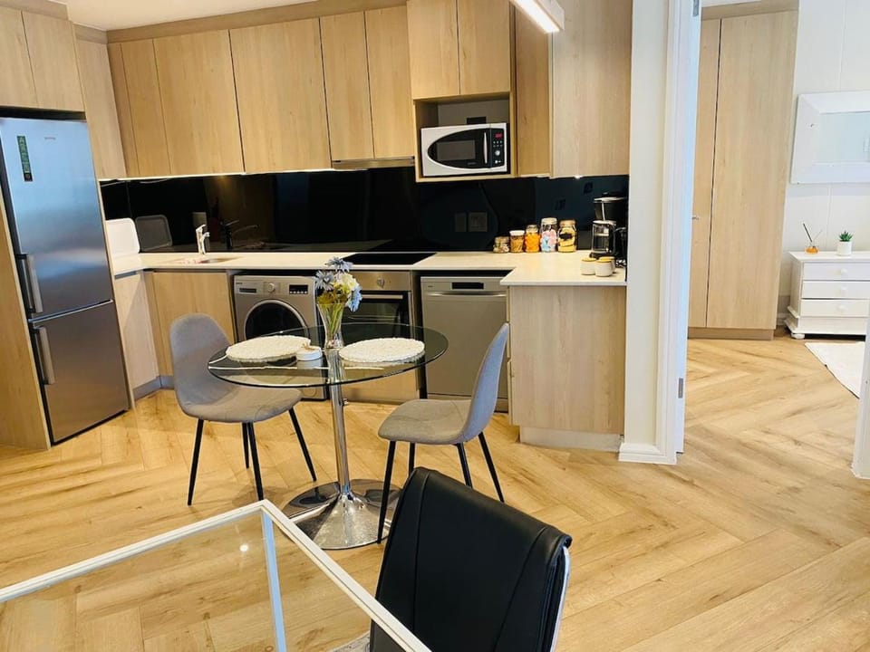 Kitchen or kitchenette, Dining area, oven, toaster