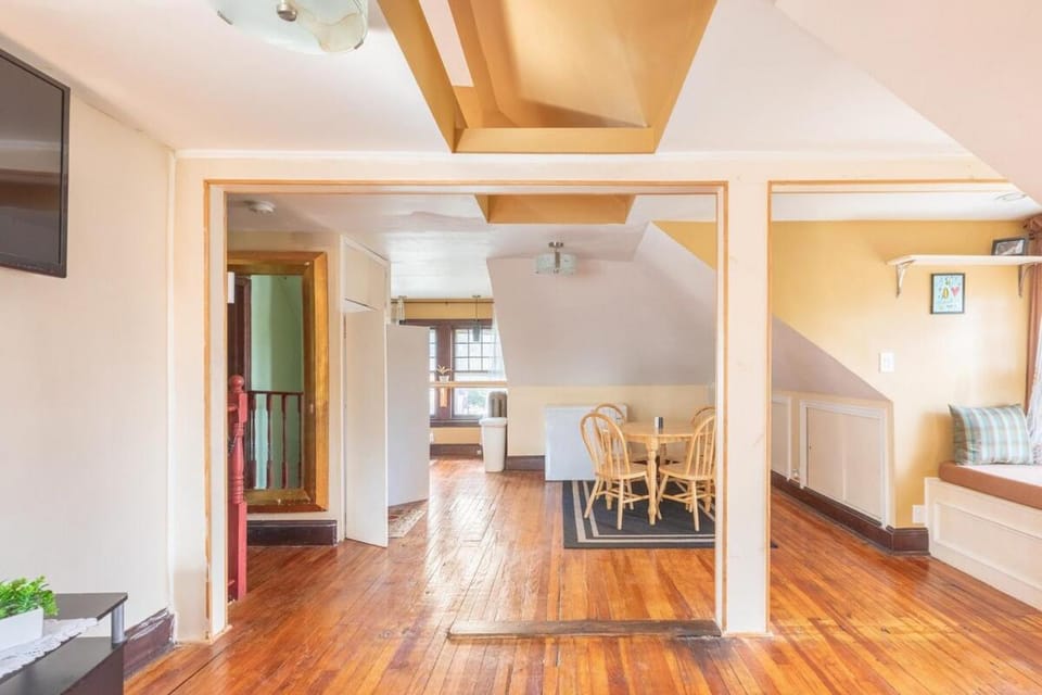 Quaint 3rd Floor Loft Apartment in Upper Darby