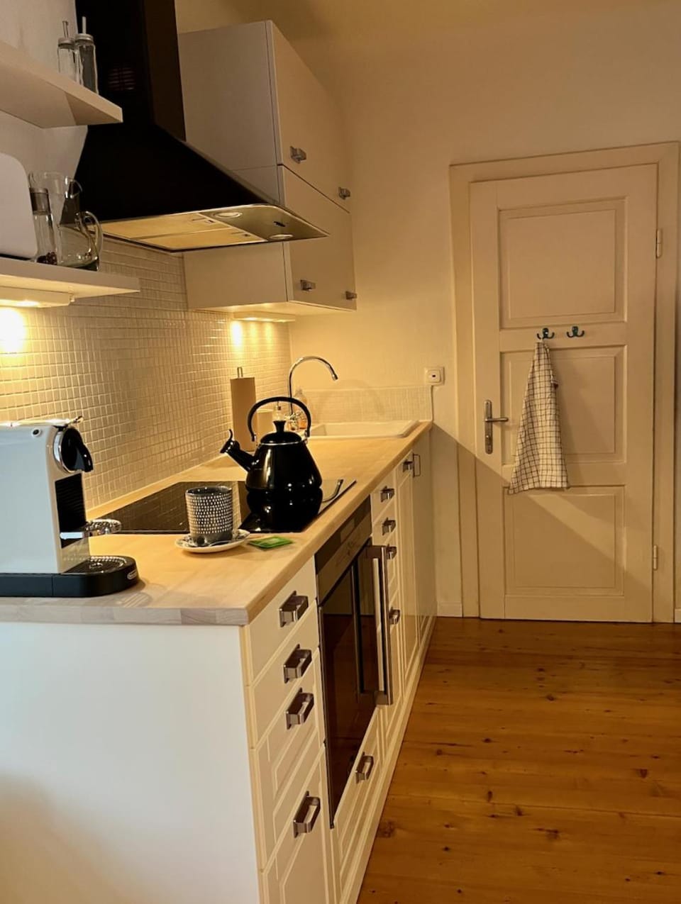 Coffee/tea facilities, Kitchen or kitchenette, stove