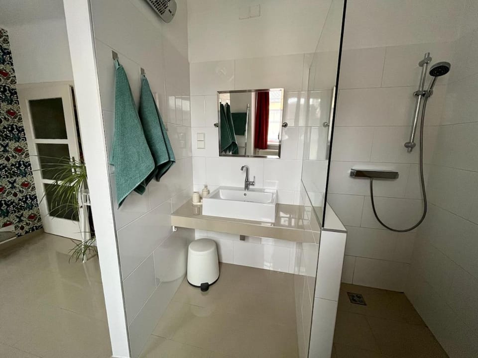 Shower, Bathroom, towels