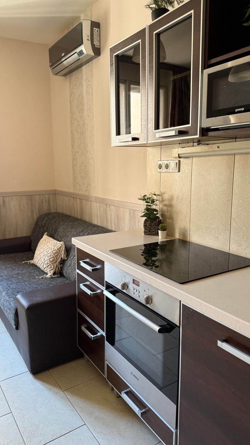 Kitchen or kitchenette, Living room, Seating area, oven, air conditioner