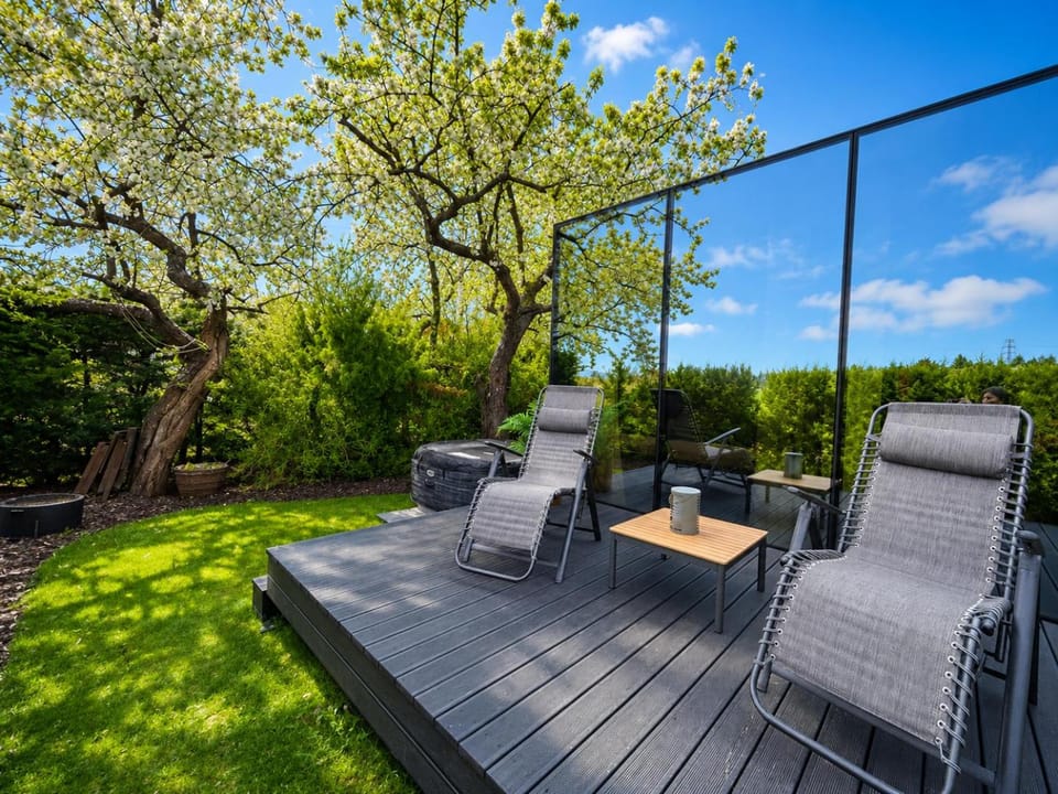 Property building, Hot Tub