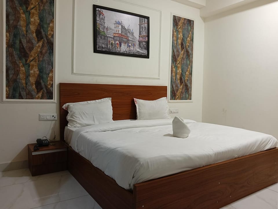 PLAY GOLDEN PETELS near cherry county Hotel in Noida