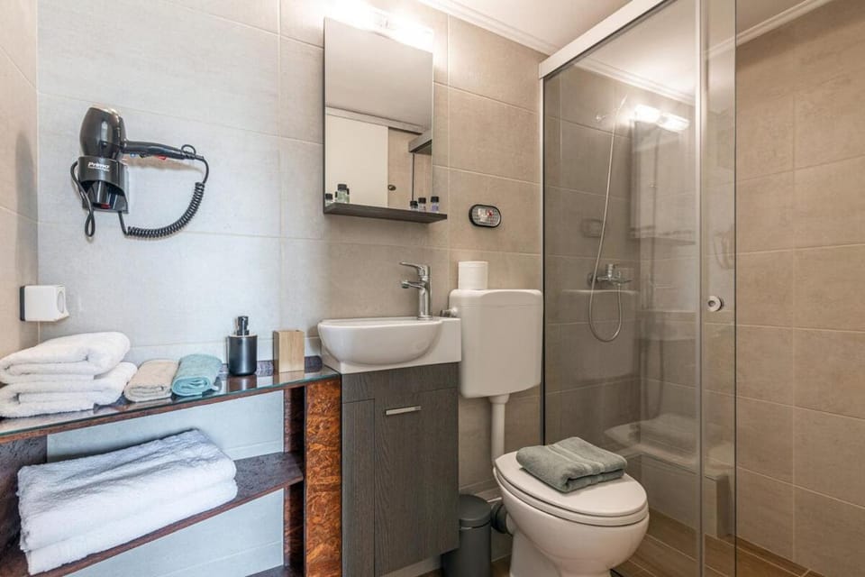 Shower, Toilet, towels