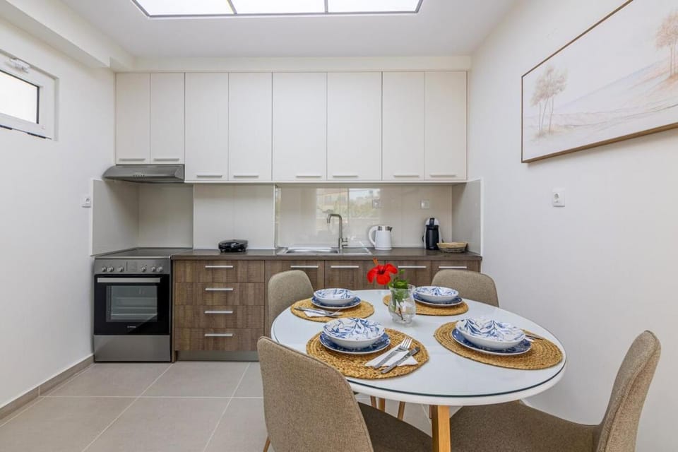 Coffee/tea facilities, Kitchen or kitchenette, stove
