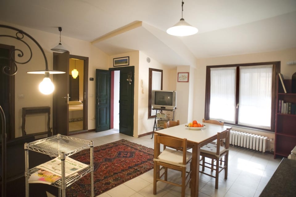 Photo of the whole room, Dining area
