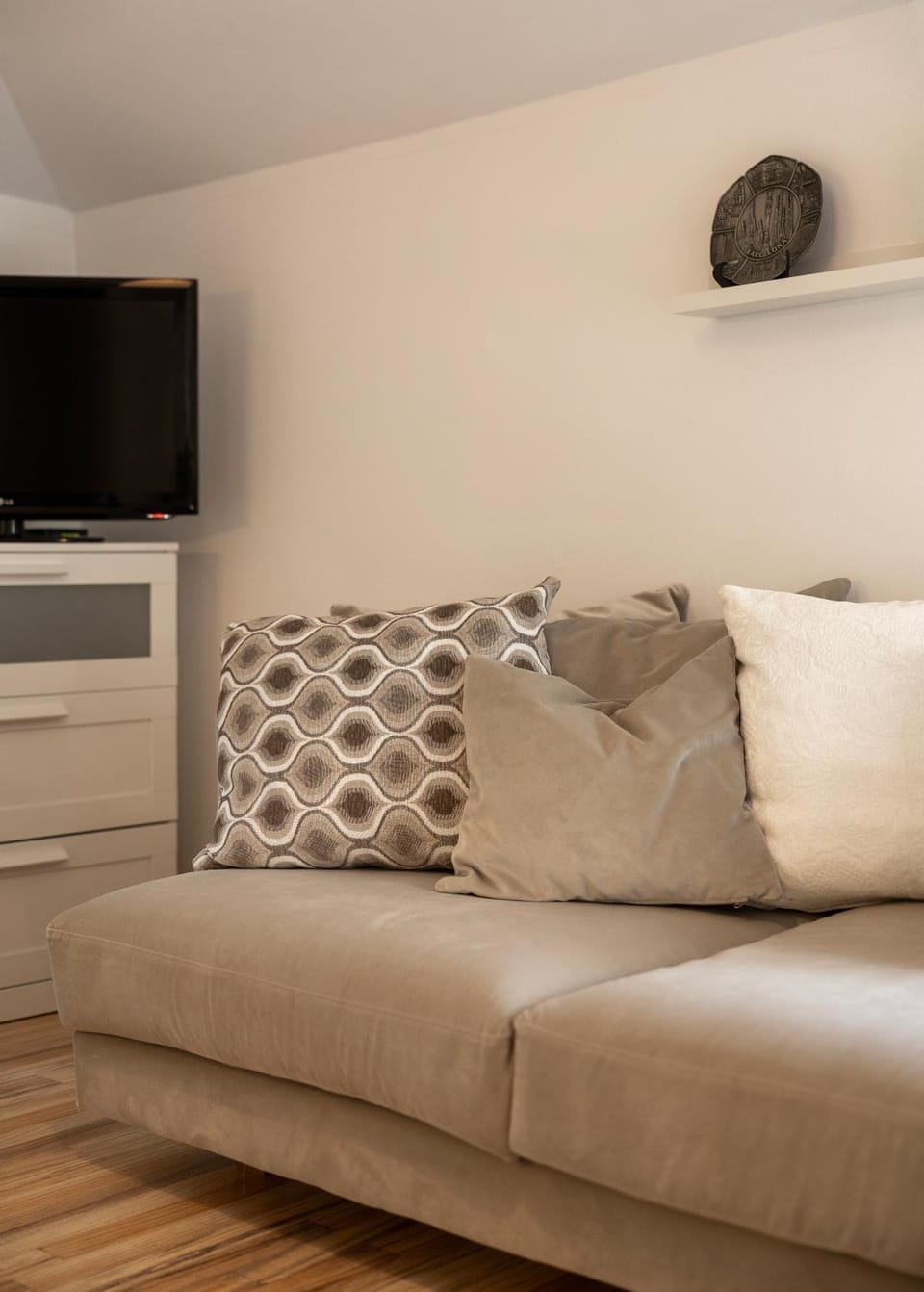 Bed, TV and multimedia, Living room, Seating area