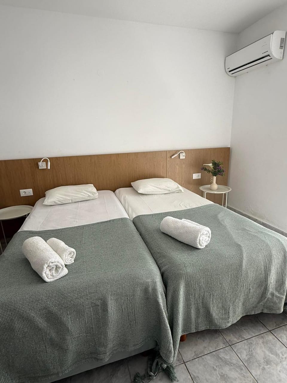 Bed, Bedroom, towels, air conditioner