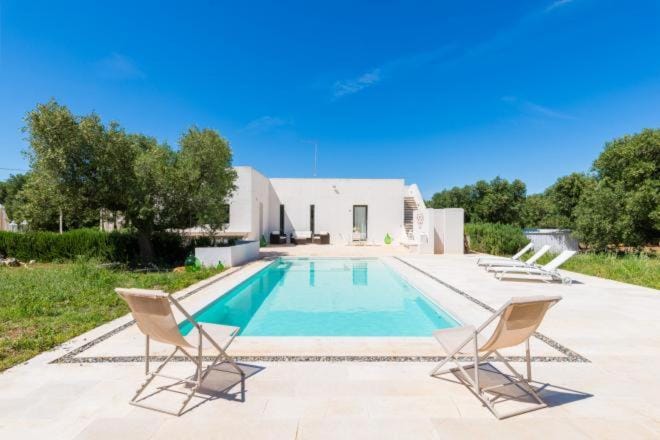 Swimming pool, sunbed