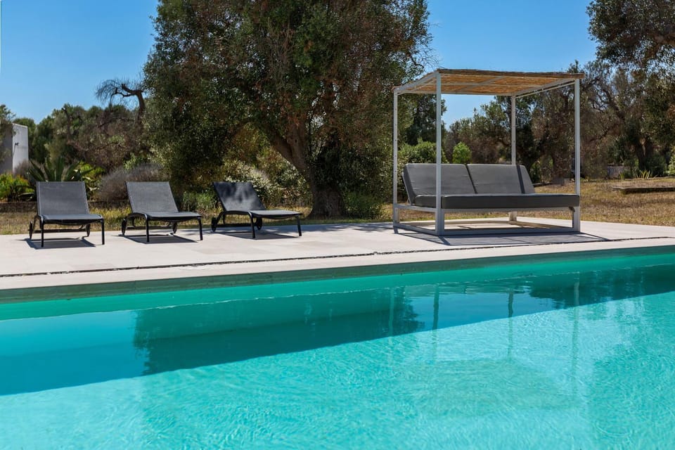 Swimming pool, sunbed