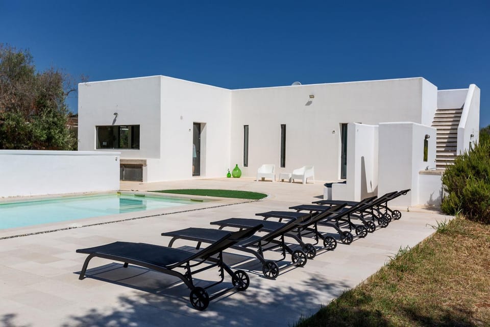 Property building, Swimming pool, sunbed