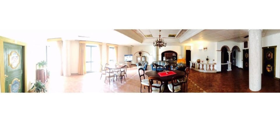 Communal lounge/ TV room, Lobby or reception