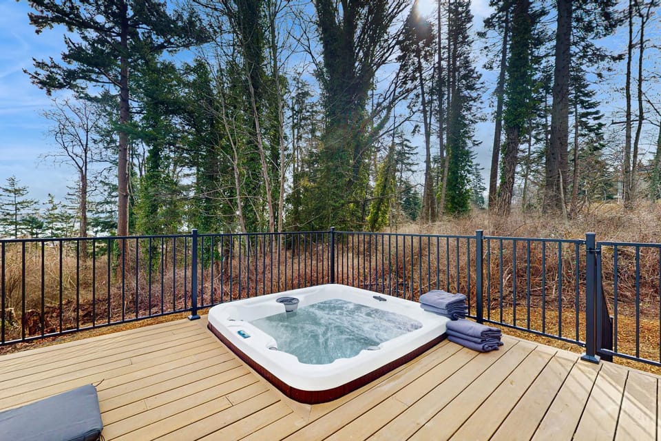 Hot Tub and Mtn Views Lummi Island Home Near Beach House in Lummi Island