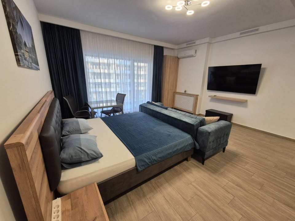 Bed, TV and multimedia, Seating area, air conditioner