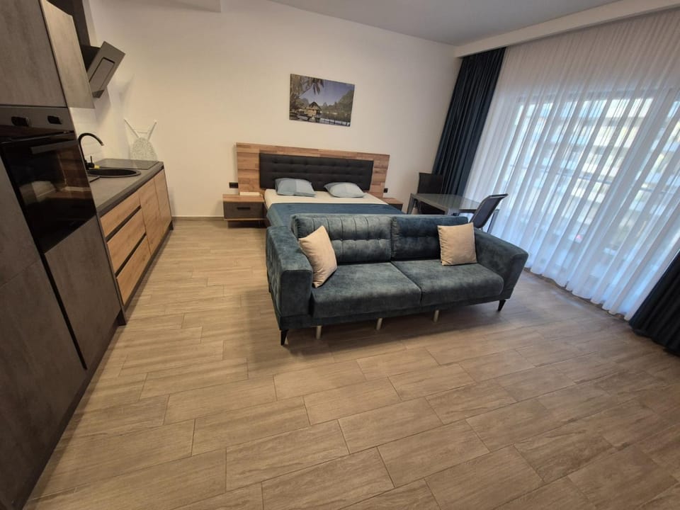Bed, TV and multimedia, Seating area
