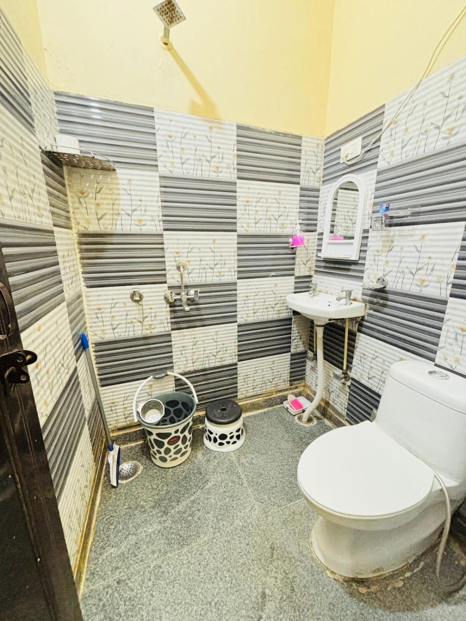 Funtastic AC rooms Near Medicity Apartment in Gurugram
