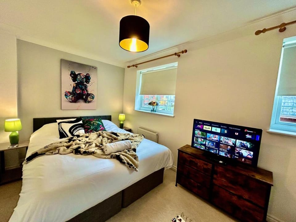 4 Bedroom House - DISC0UNTS - Parking, Contractors, Group, Family House in Colchester