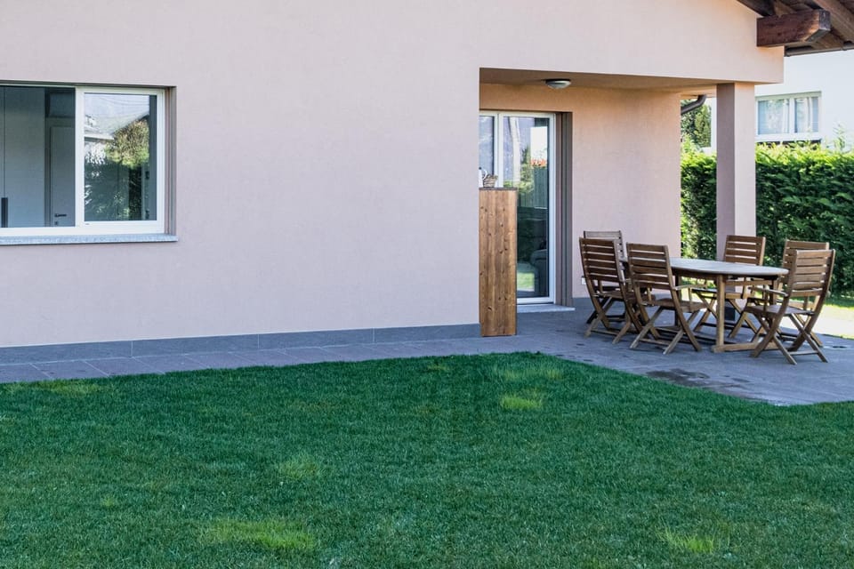 Property building, Garden, Dining area, Garden view, Lunch