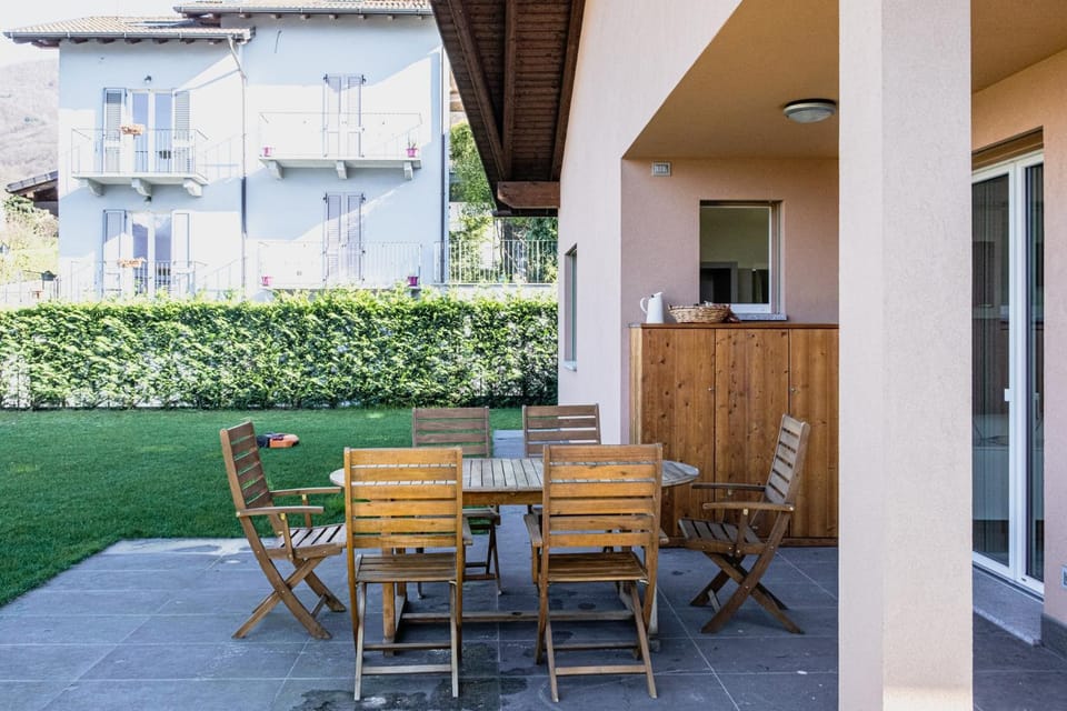 Property building, Garden, Dining area, Garden view, Lunch, wardrobe