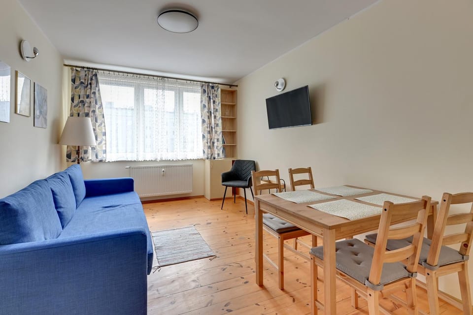 Communal lounge/ TV room, TV and multimedia, Living room, Seating area, Dining area