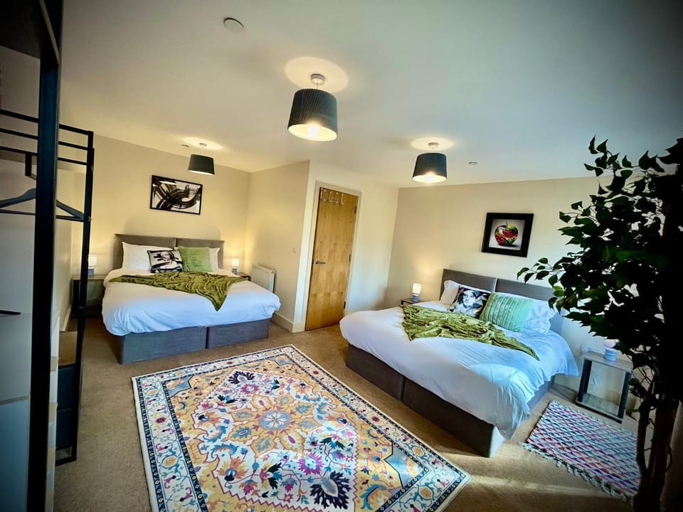 5 Bedroom House - DISC0UNTS - Parking, Contractors, Crew, Group, Family House in Colchester