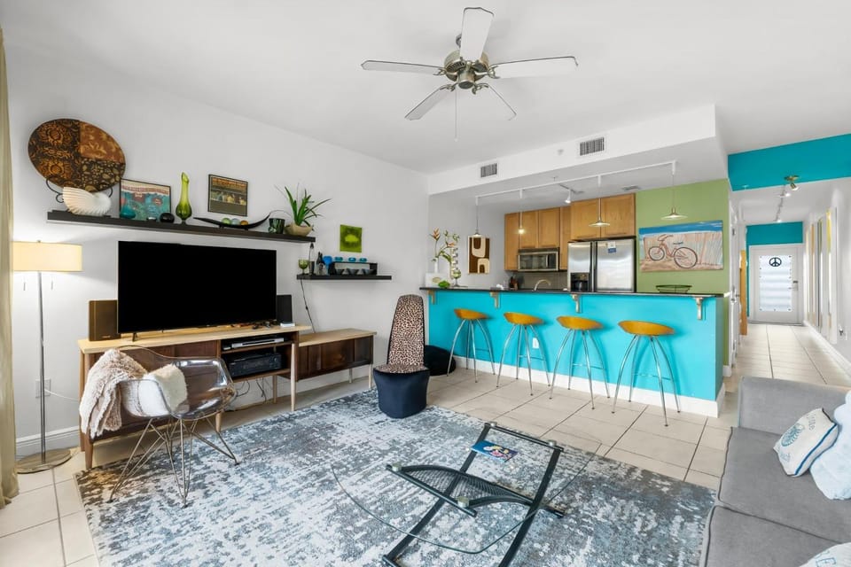 TV and multimedia, Kitchen or kitchenette, Living room, Seating area, Dining area