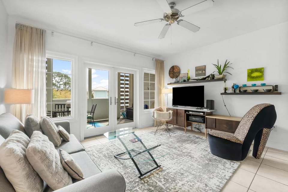 TV and multimedia, View (from property/room), Balcony/Terrace, Living room, Seating area