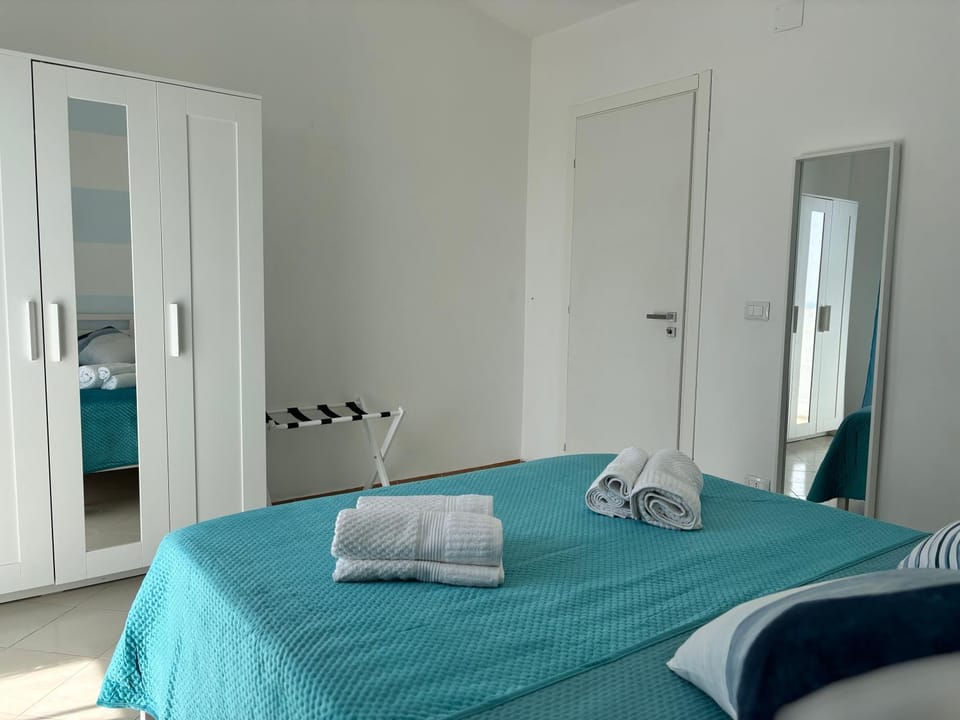 Bed, Photo of the whole room, towels, wardrobe