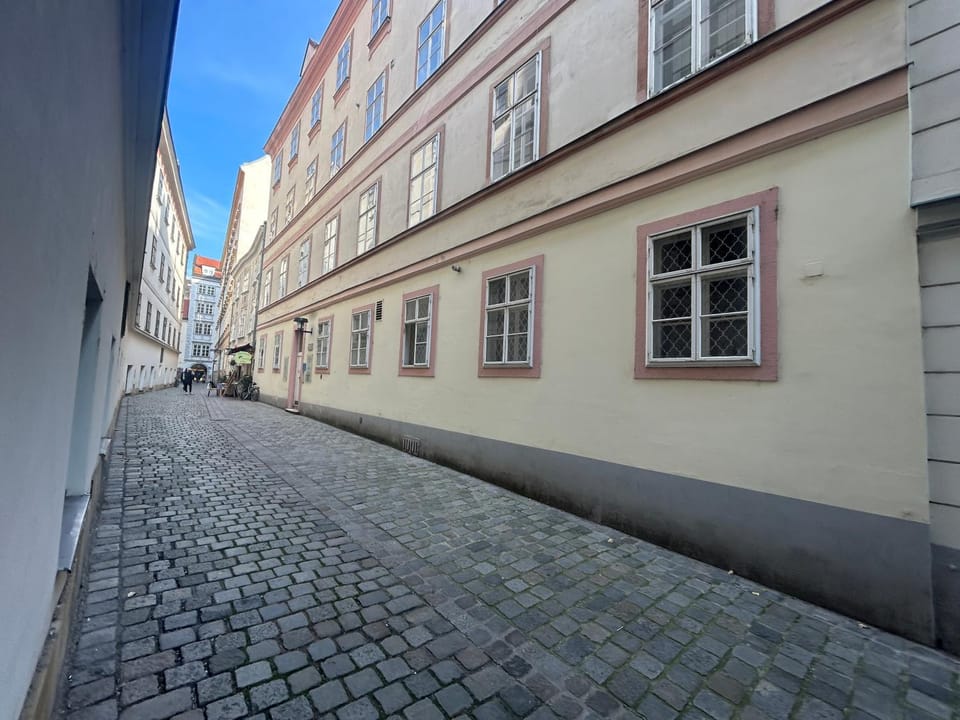 Property building, Neighbourhood