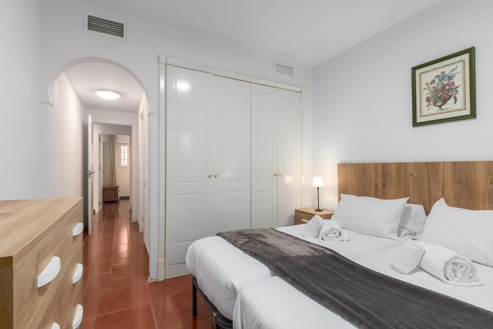Photo of the whole room, Bedroom