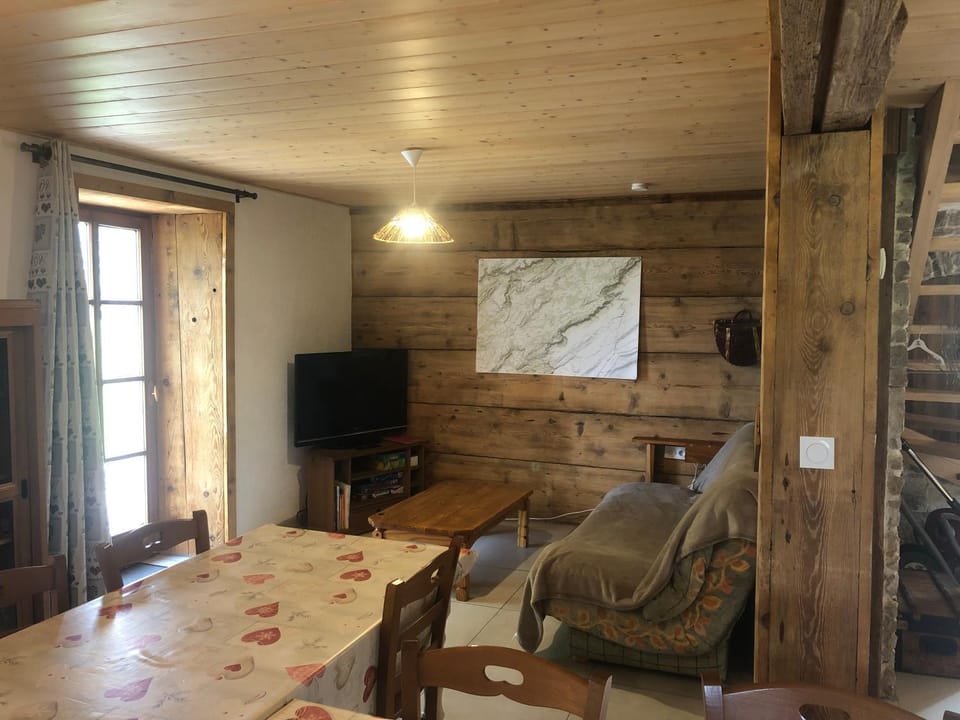 La Valentine, gîte pour 12 personnes au cœur de la nature Chalet in Neuchâtel, Switzerland