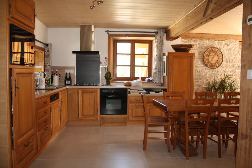 La Valentine, gîte pour 12 personnes au cœur de la nature Chalet in Neuchâtel, Switzerland