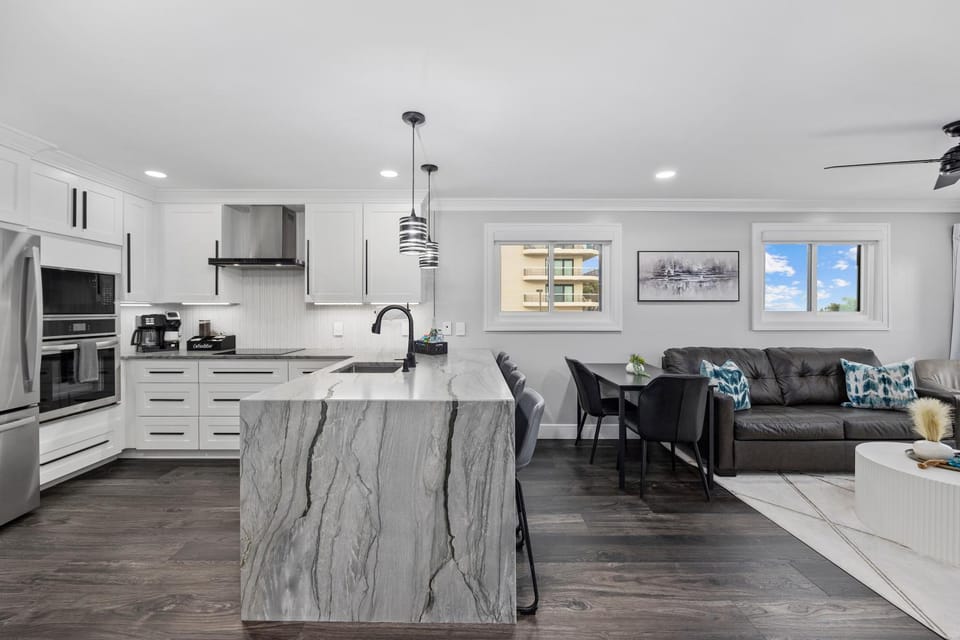 Coffee/tea facilities, Kitchen or kitchenette, Living room, Photo of the whole room, Seating area, Dining area, Meals, Breakfast, Lunch, Dinner, dishwasher, microwave, oven, stove, toaster, kitchen