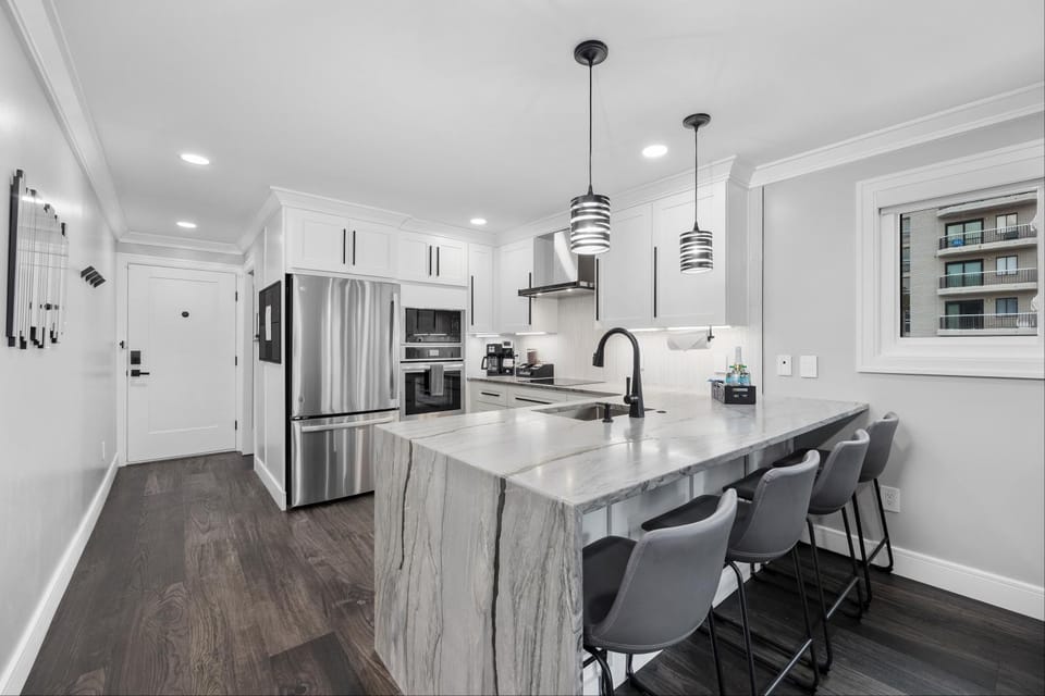 Coffee/tea facilities, Kitchen or kitchenette, Seating area, Dining area, Food, Meals, Breakfast, Lunch, Dinner, dishwasher, microwave, oven, stove, toaster, kitchen
