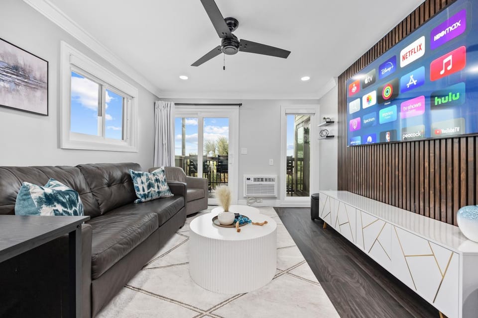 Bed, TV and multimedia, View (from property/room), Balcony/Terrace, Living room, Seating area, Garden view, Sea view, Sunrise, furniture, heating, air conditioner