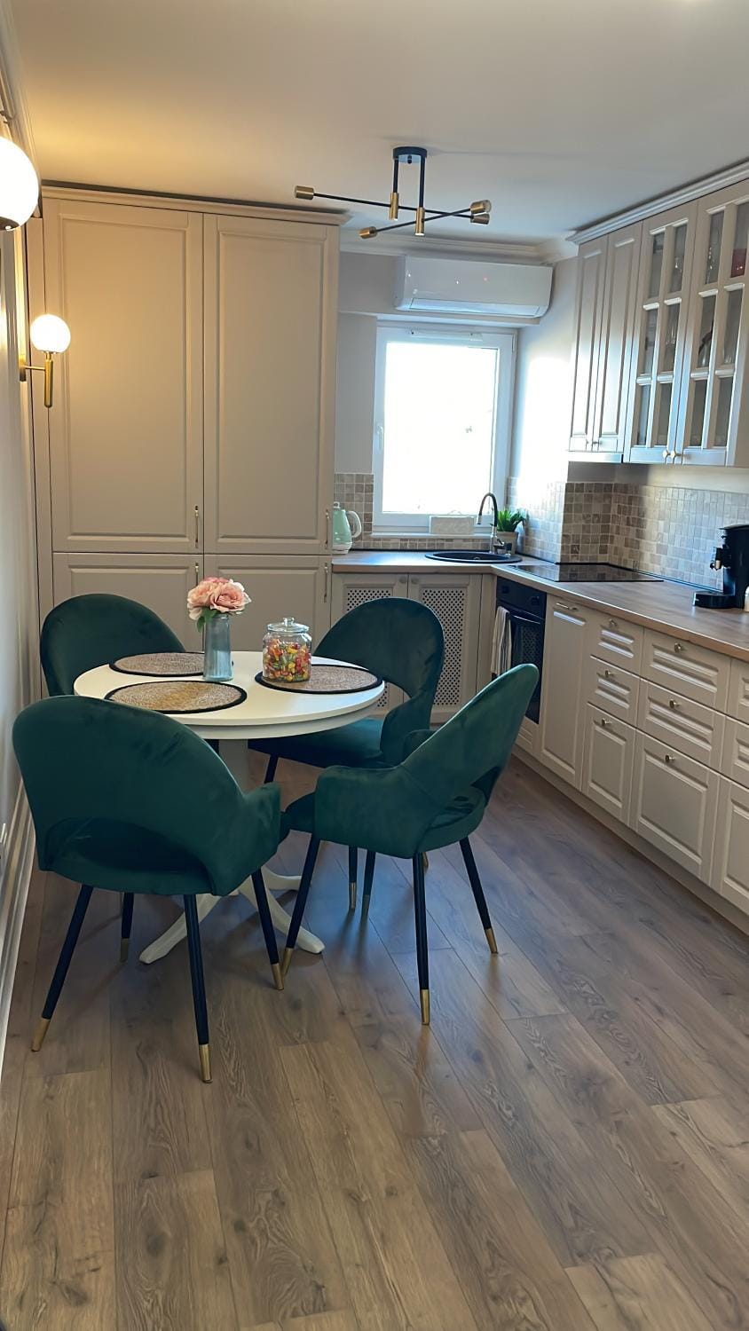 Kitchen or kitchenette, Living room, Seating area, Dining area, stove