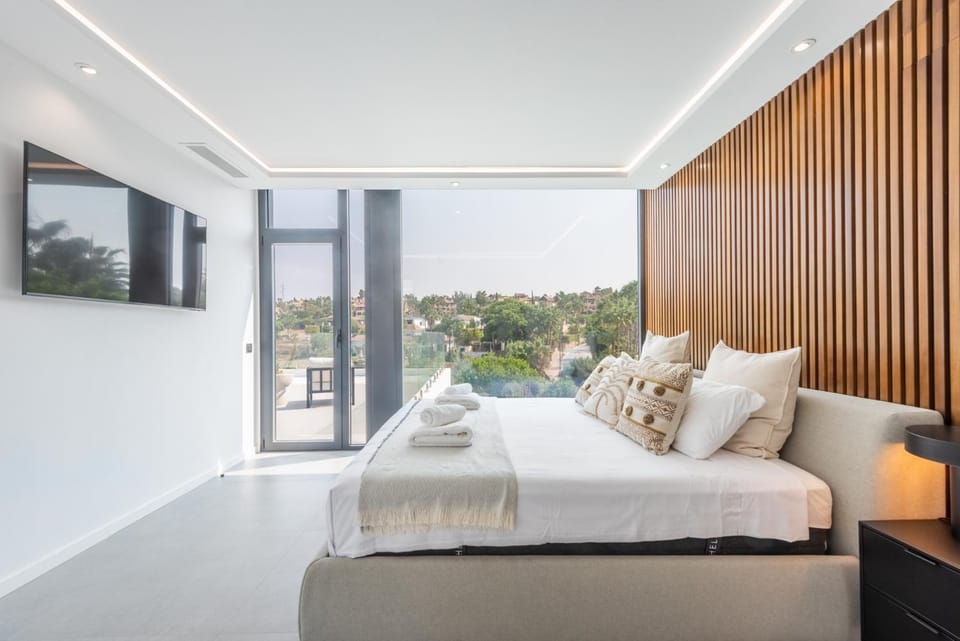 Bed, TV and multimedia, Bedroom