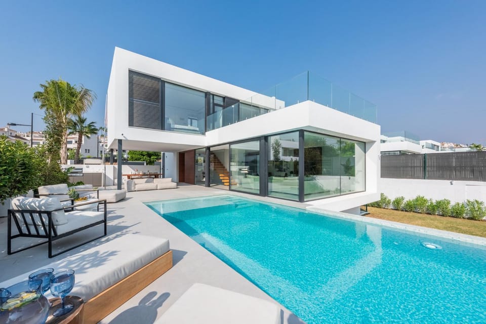 Property building, Swimming pool, sunbed
