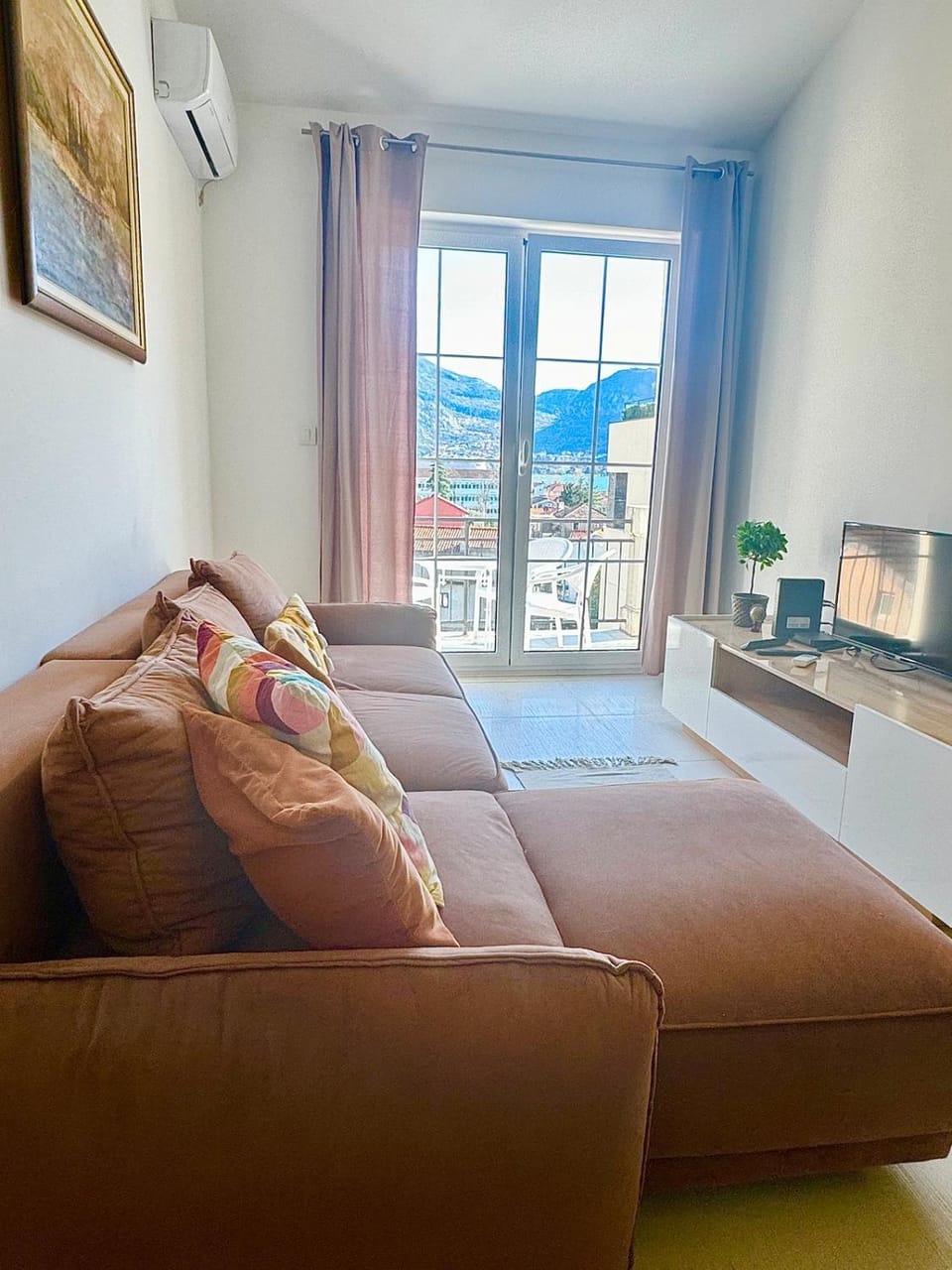 Spacious two bedroom apartment with free parking Apartment in Dobrota