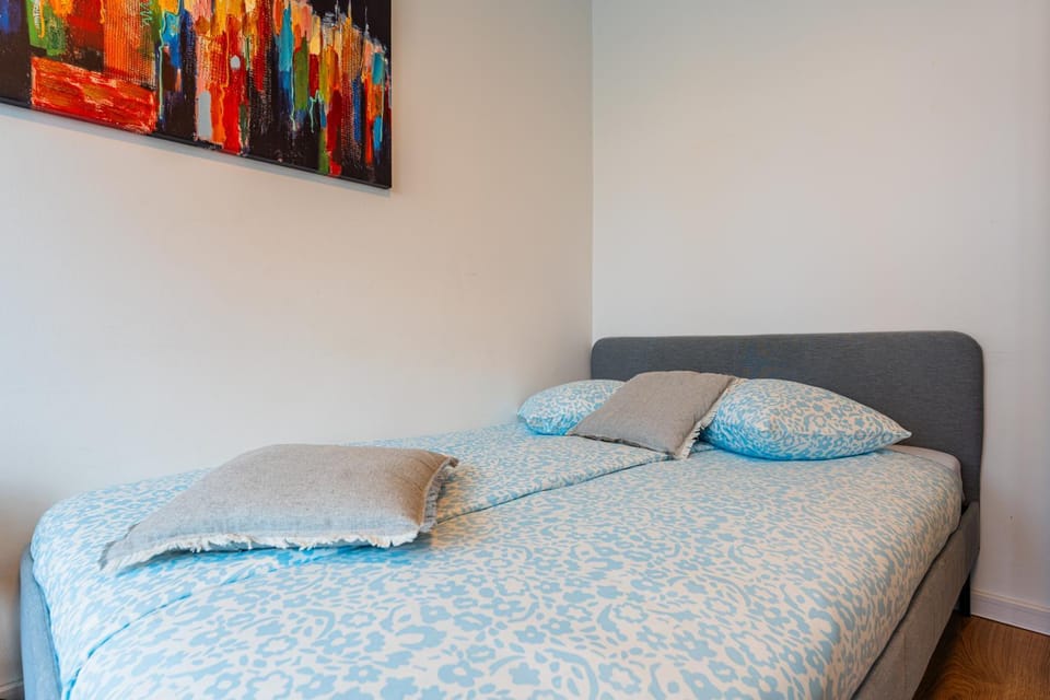 Bed, Photo of the whole room, Decorative detail, Bedroom, Family, internet