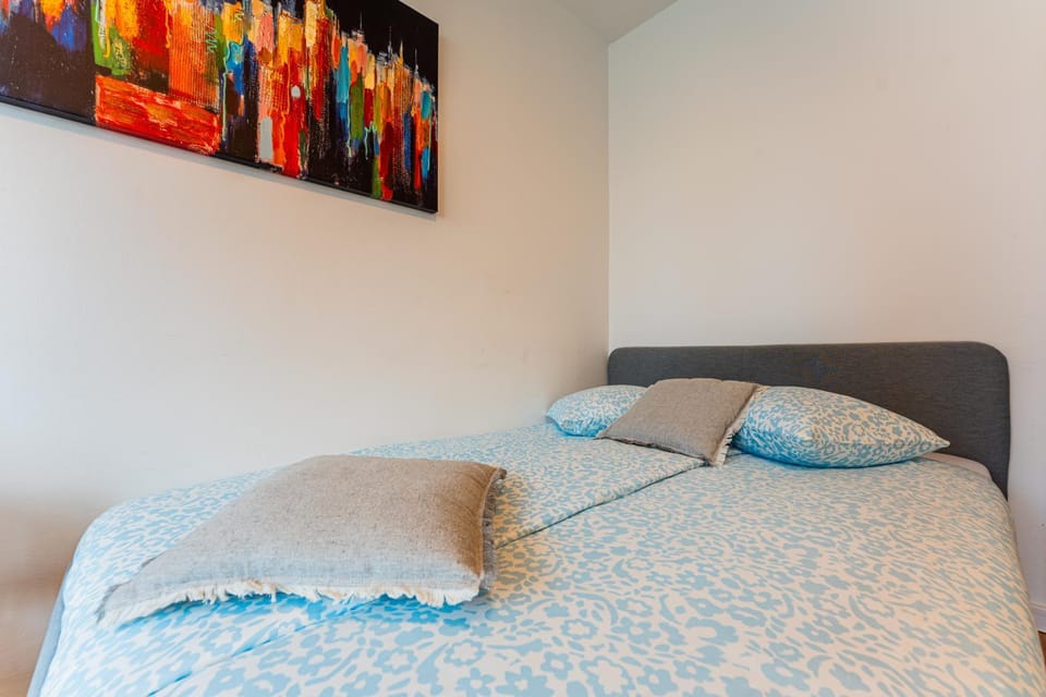 Bed, Day, Photo of the whole room, Decorative detail, Bedroom, Family