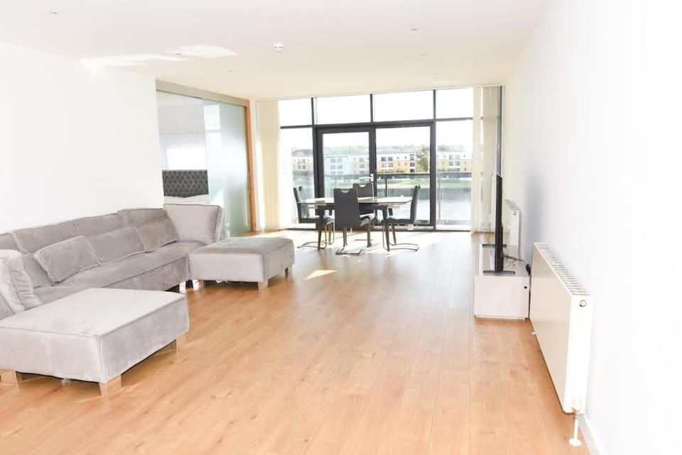 Communal lounge/ TV room, TV and multimedia, Living room, Seating area, Evening entertainment