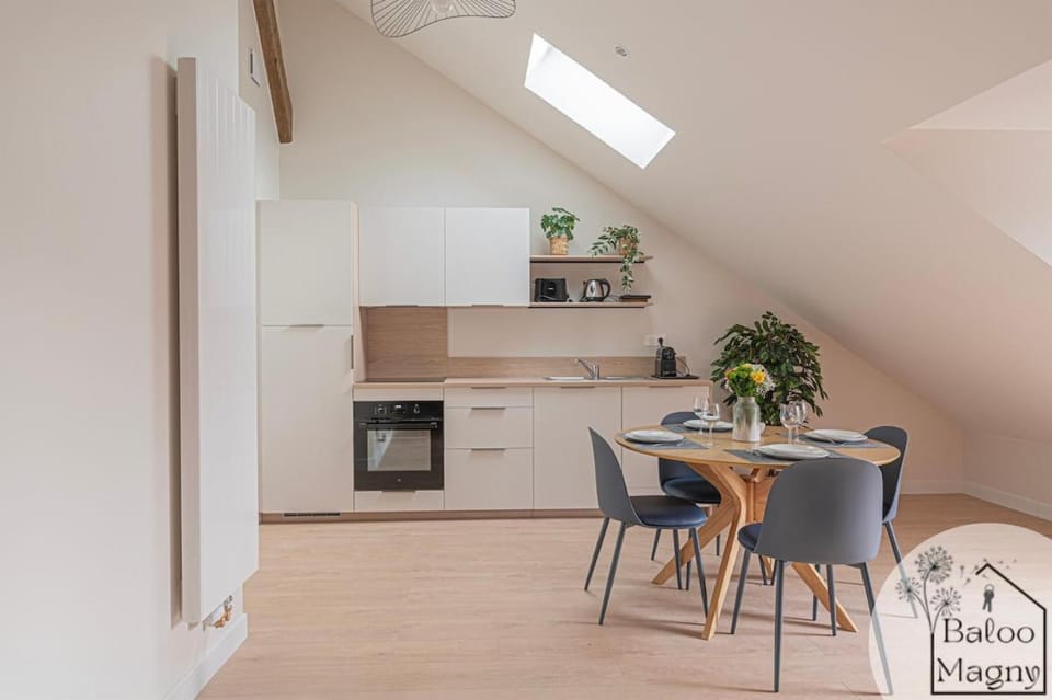 Kitchen or kitchenette, Dining area, oven, stove