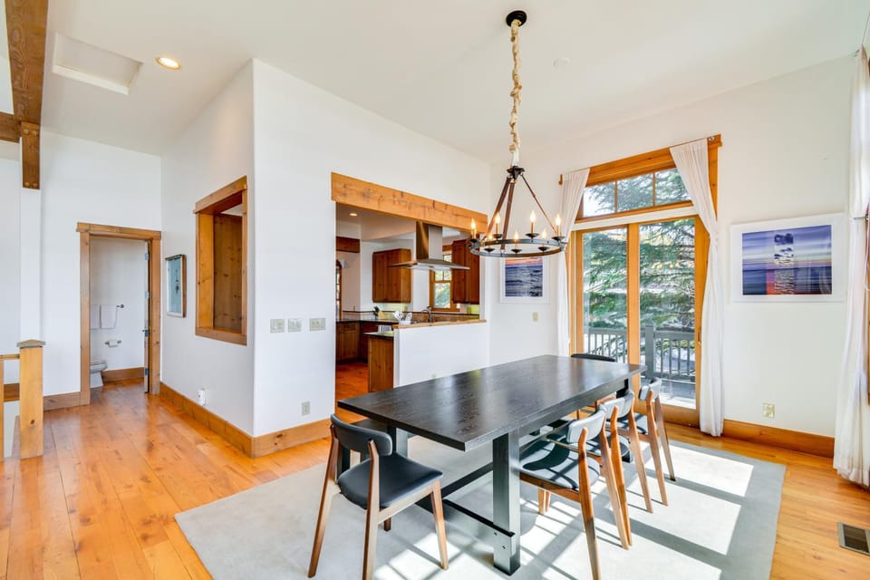 Hot Tub & Mtn-Views! Luxe Group Getaway in Edwards House in Edwards