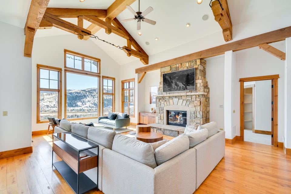 Hot Tub & Mtn-Views! Luxe Group Getaway in Edwards House in Edwards